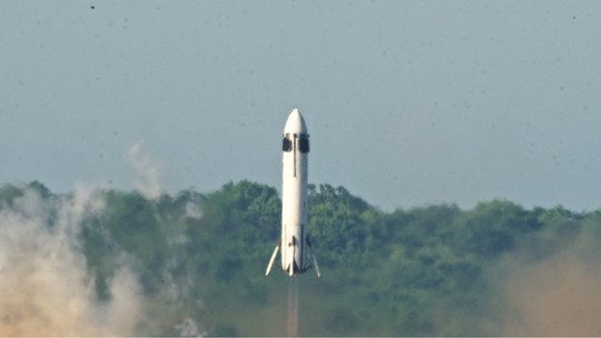 Honda testa foguete reutilizável que dá ré e faz pouso em solo; veja - Protótipo subiu a uma altitude 271 metros e pousou a 37 cm do alvo, após 56 segundos de voo. Montadora planeja ingressar no mercado de lançamento de satélites.