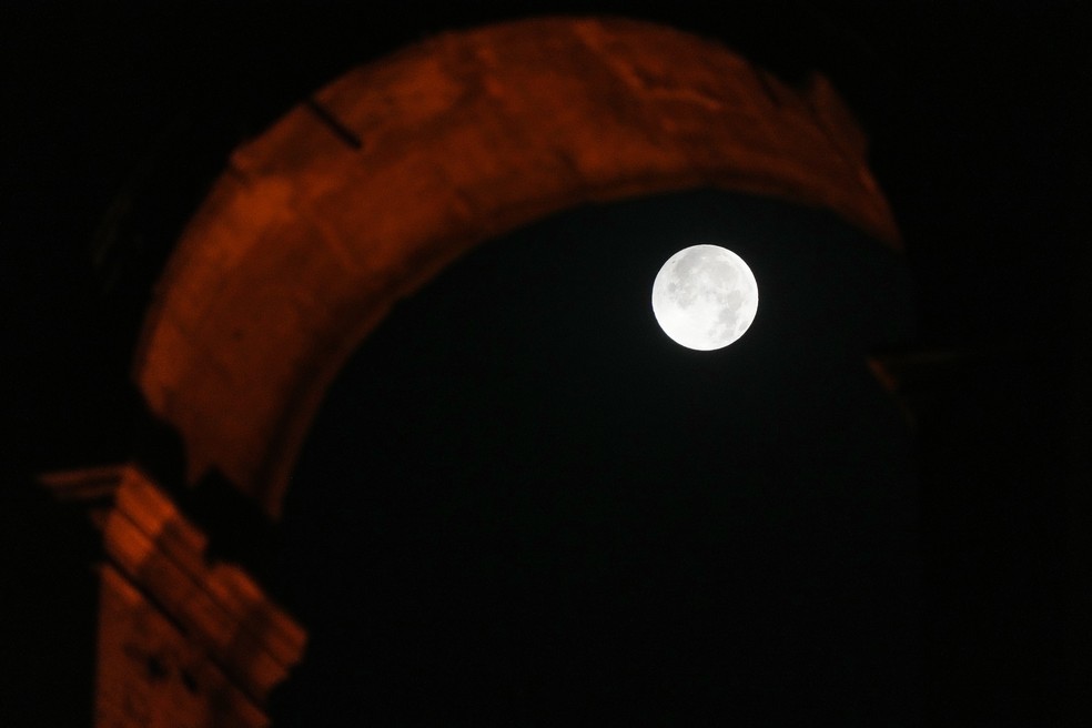 Lua se p�e atr�s do Coliseu durante eclipse lunar parcial em Roma, na It�lia, nesta sexta-feira (28). � Foto: Gregorio Borgia/AP