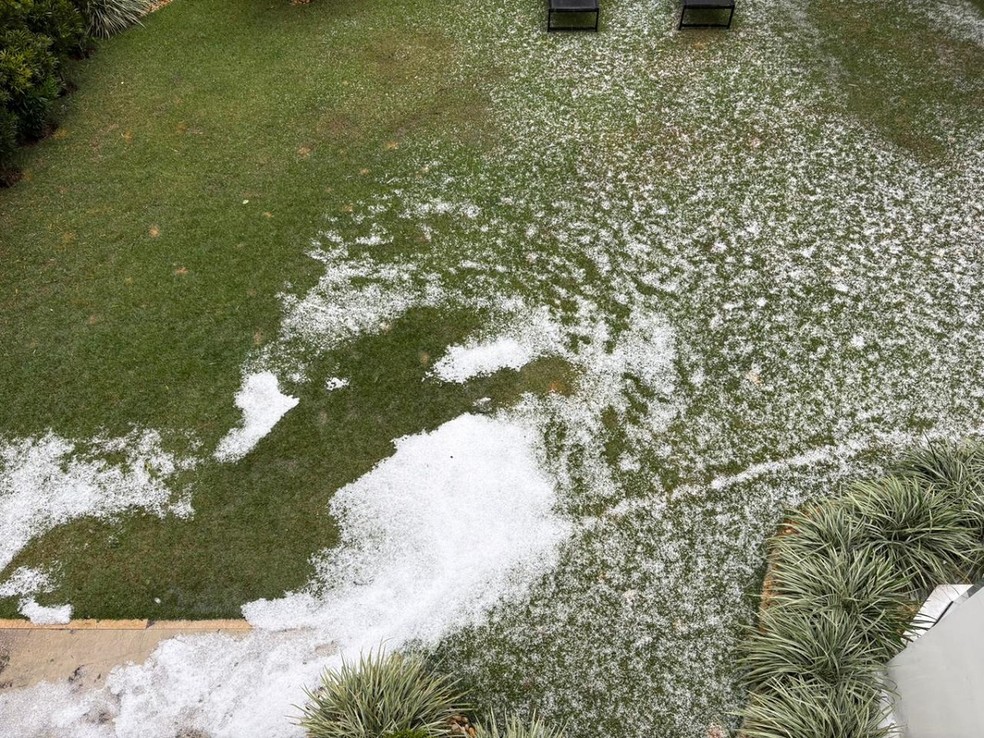 Temporal com granizo no bairro São Pedro, em Juiz de Fora  — Foto: Ana Beatriz Nascimento/Arquivo Pessoal 