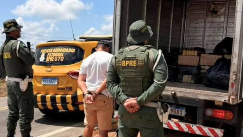 Motorista de caminhão foi preso por transportar 1 tonelada de maconha, em Cascavel. — Foto: Polícia Civil/ Divulgação