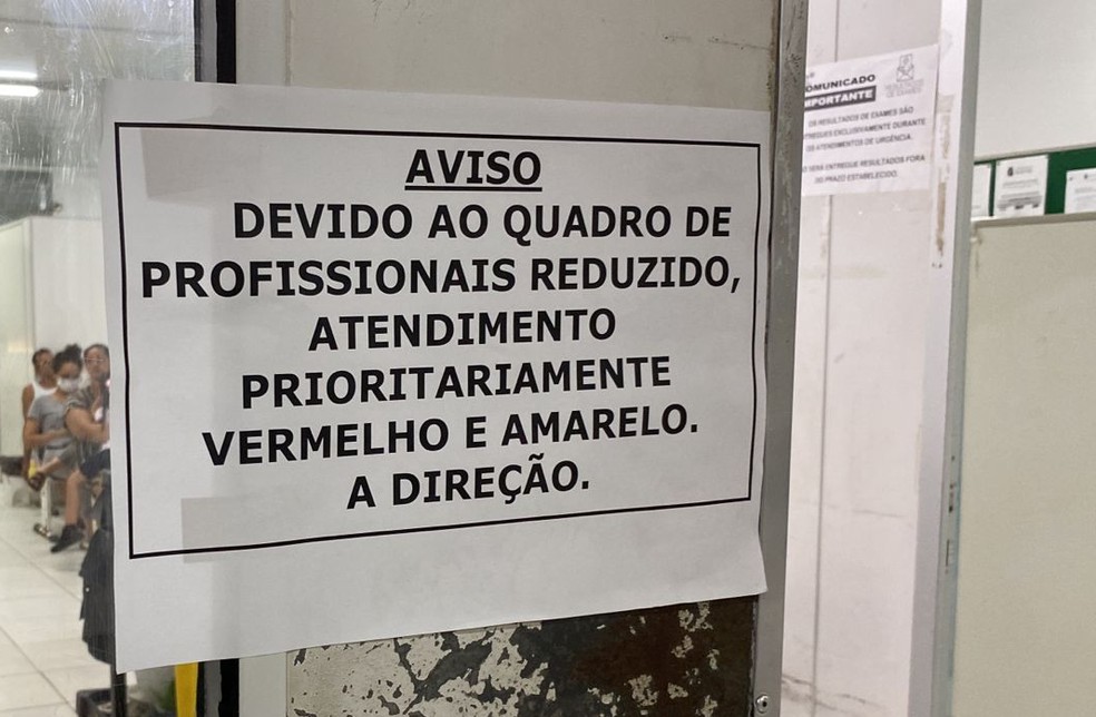 Aviso na entrada da UPA Pajuçara sobre quadro reduzido de profissionais — Foto: Geraldo Jerônimo/Inter TV Cabugi
