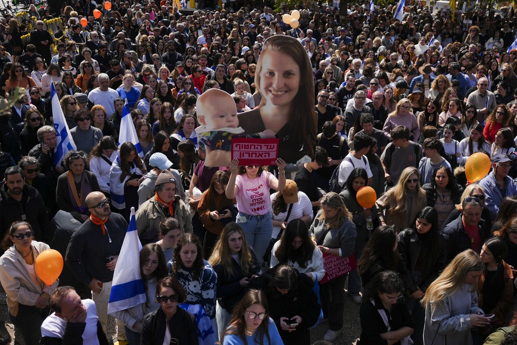 Funeral de Shiri Bibas e seus dois filhos em Israel — Foto: AP Photo/Ariel Schalit