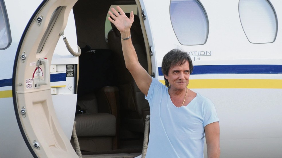 Roberto Carlos no Aeroporto de Cachoeiro em 2009 — Foto: Carlos Alberto Silva/Rede Gazeta