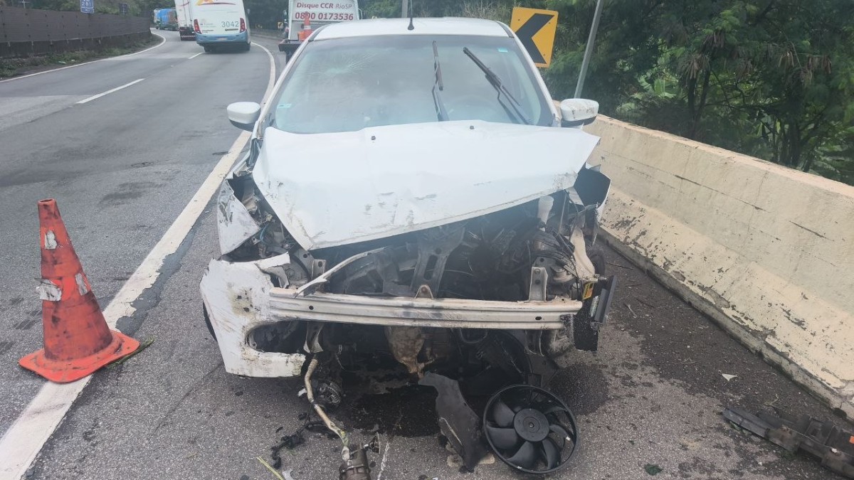 Duas pessoas ficam feridas após carro bater em mureta na Via Dutra, em Barra Mansa
