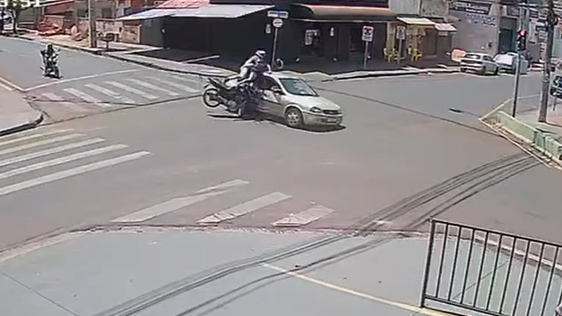 VÍDEO: perseguição entre adolescentes em motocicleta e polícia termina em acidente em Catanduva