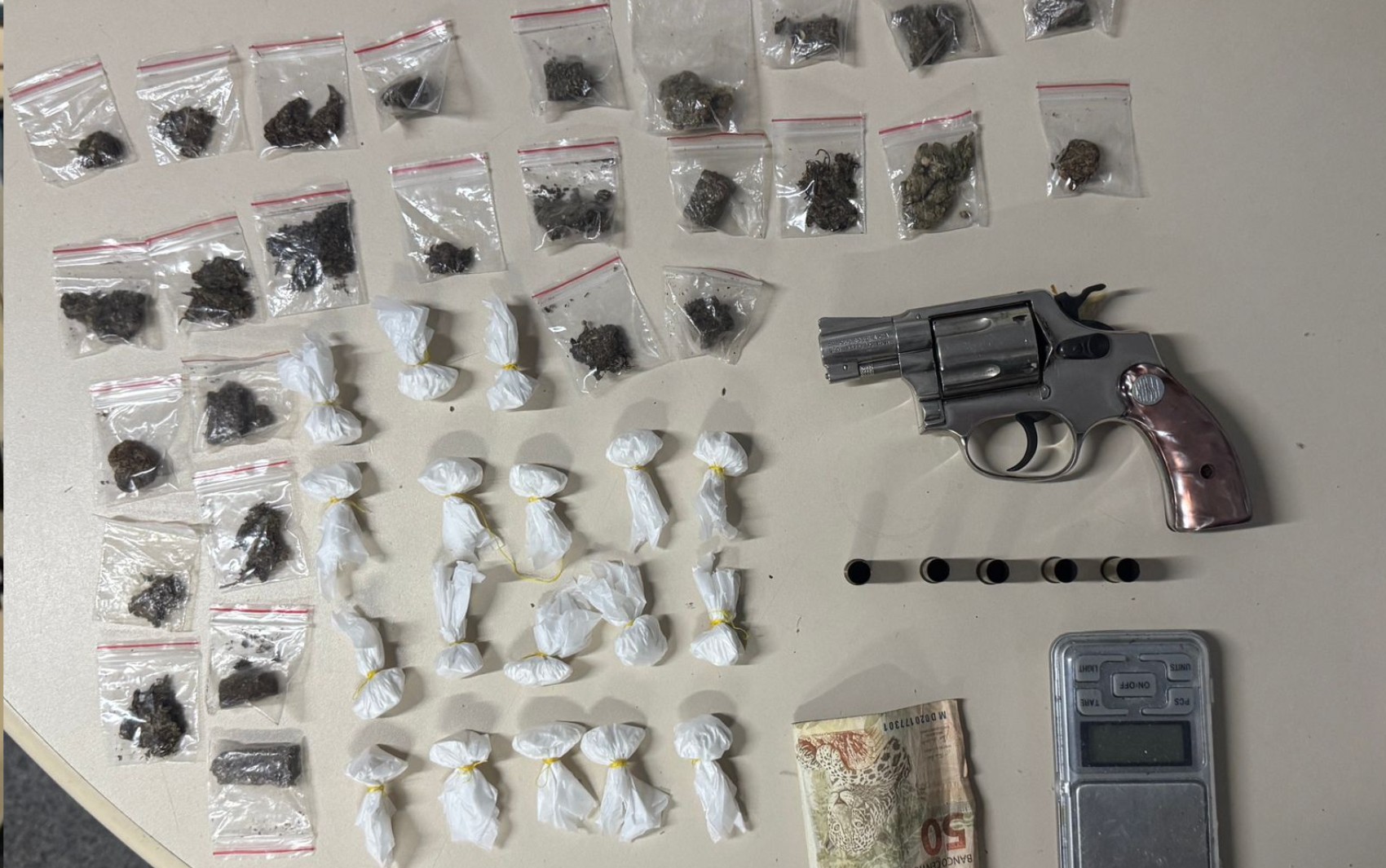 Suspeito morre após confronto com policiais militares em Feira de Santana; armas e drogas foram apreendidas