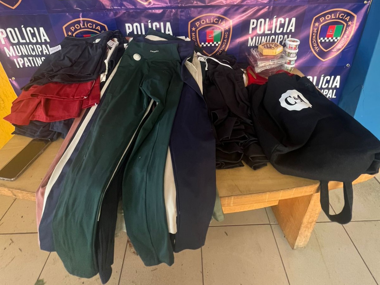 Mulher é presa em Ipatinga após furtar 111 peças de roupas e cosméticos em shopping