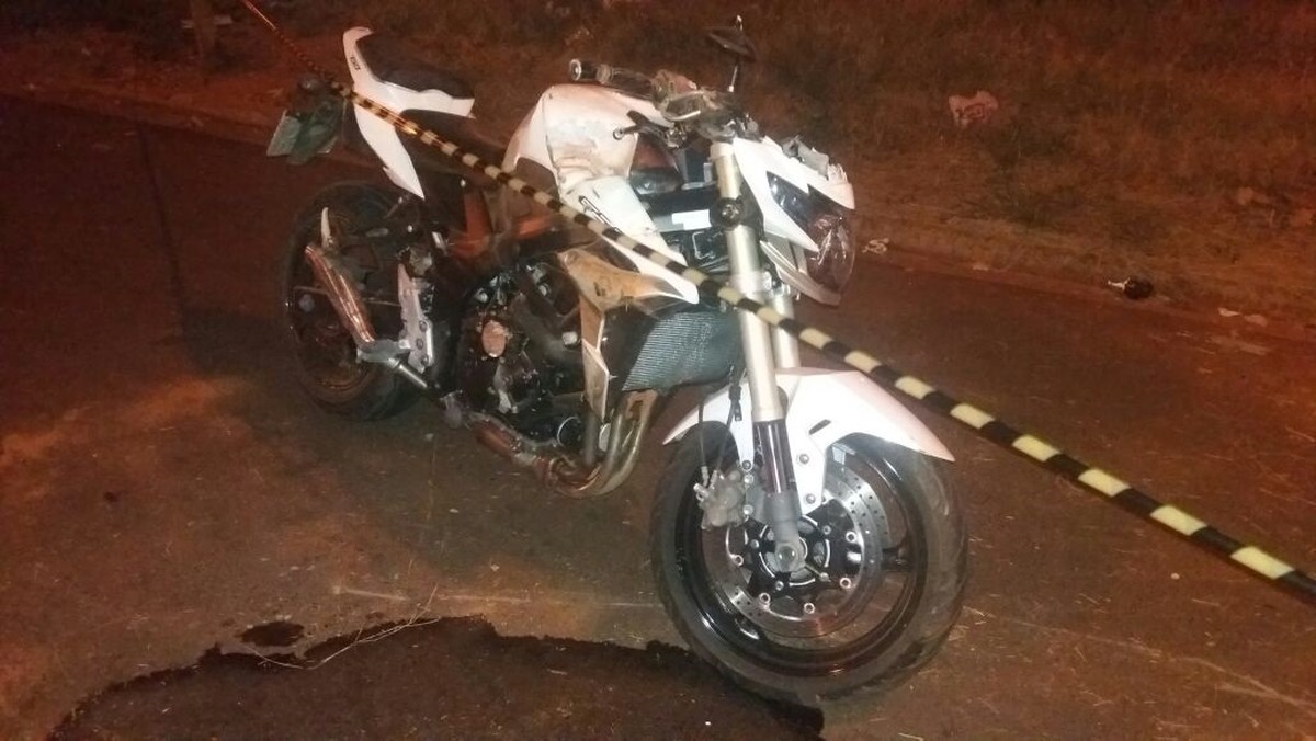 Jovem de 19 anos morre após perder controle da moto e bater em poste ...