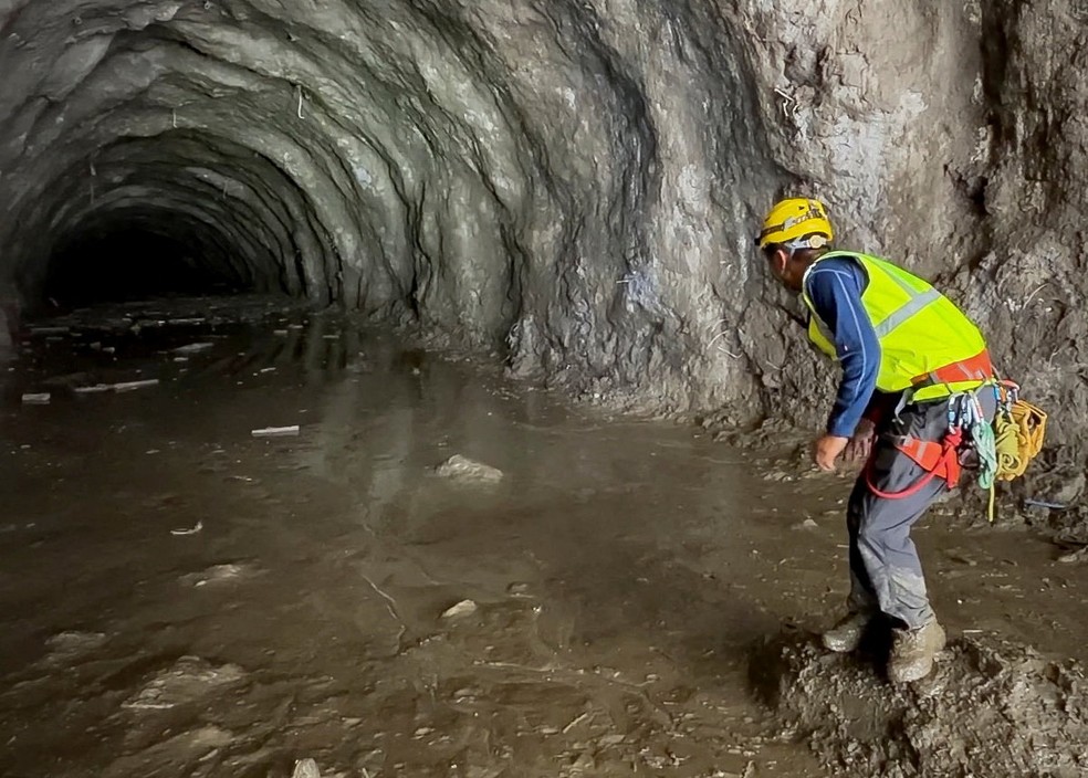 Um socorrista trabalha na entrada de um túnel na Usina Hidrelétrica de Chilime, enquanto as operações de resgate continuam para pessoas presas no interior após enchentes repentinas e um deslizamento de terra no Nepal — Foto: Ashish Gurung via Reuters