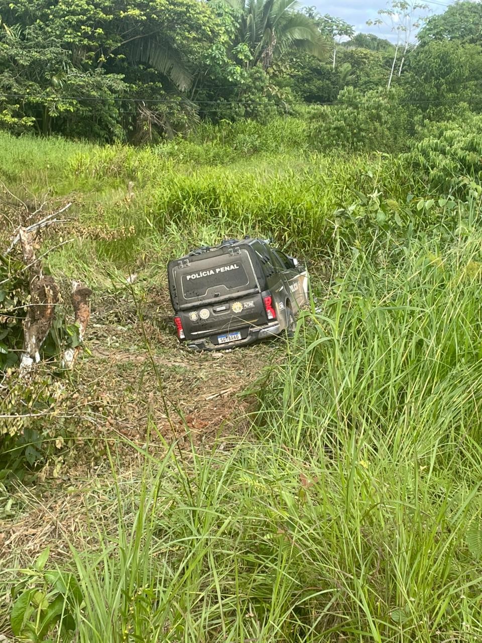 Caminhonete da Polícia Penal cai em ribanceira após atingir buraco na BR-364 no Acre