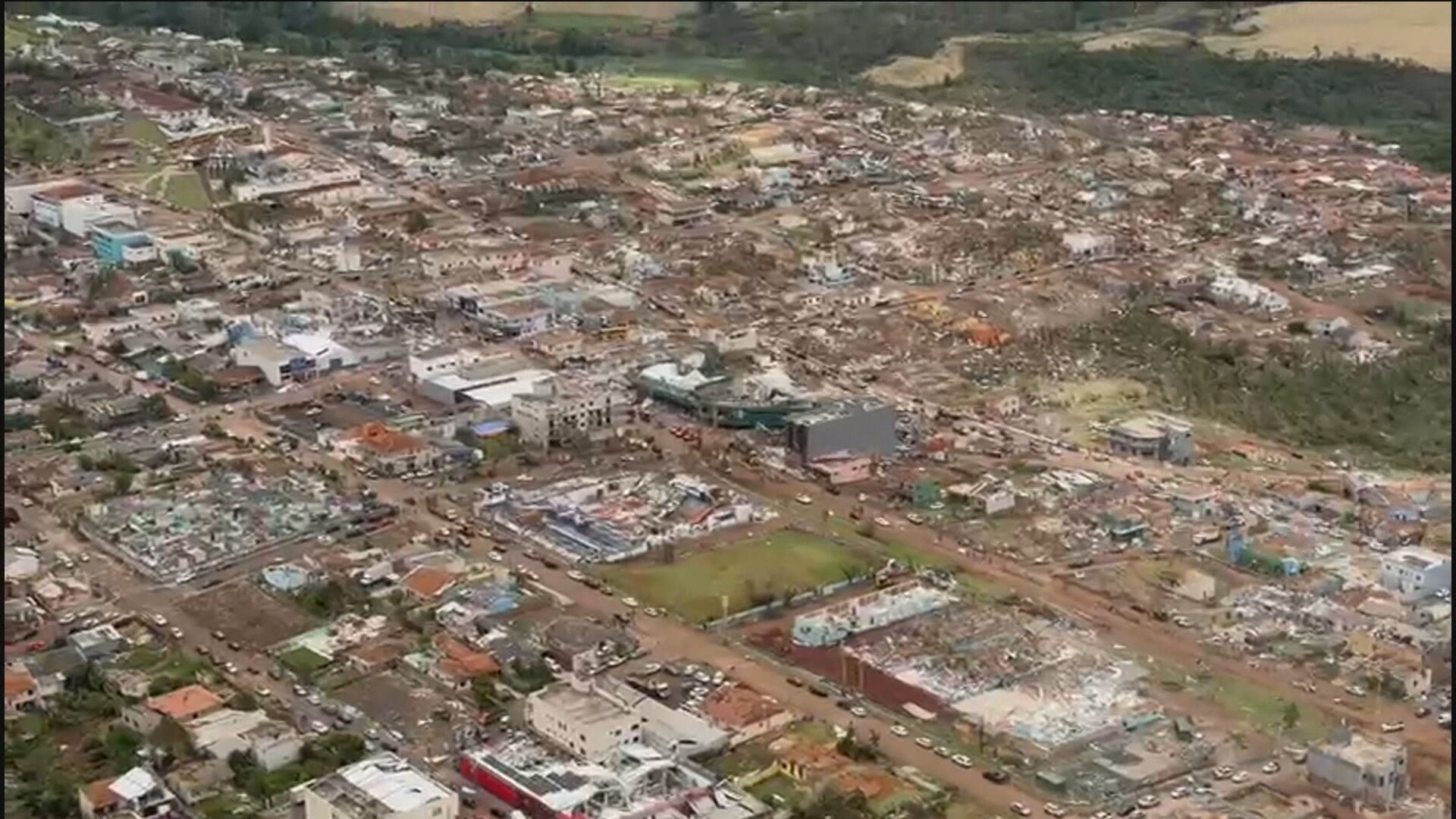 Cidade do PR amanhece destruída após passagem de tornado; VEJA IMAGENS