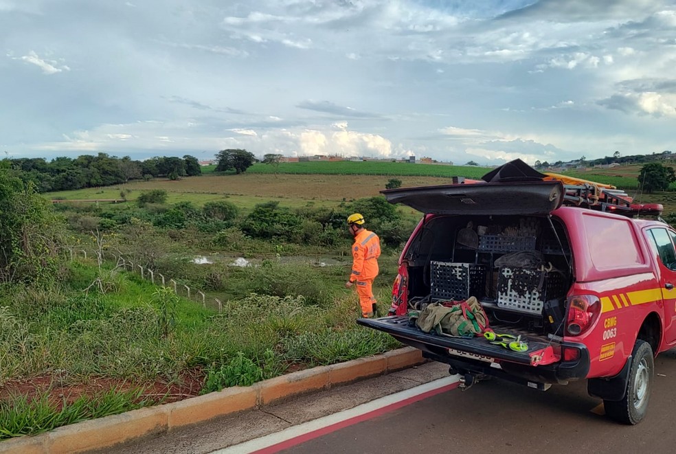 Motorista perde controle de carro, capota e cai em ribanceira de 6 metros em Alfenas, MG — Foto: Corpo de Bombeiros