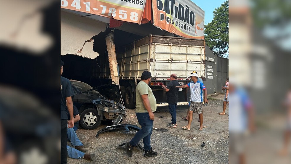 Caminhão desgovernado invadiu comércio em Birigui (SP) — Foto: Arquivo pessoal