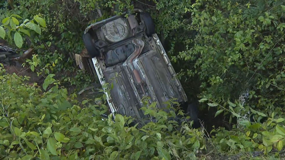 Carro cai em barranco no bairro Renascença, em BH — Foto: Reprodução/TV Globo