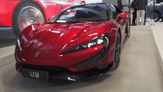 VÍDEO: BYD mostra no Brasil carro que gira e outro que pula, dança e acelera mais que Ferrari - Yangwang U8 e U9 são dois modelos de uma divisão da BYD voltada para veículos de alto desempenho, com foco em luxo ou velocidade.
