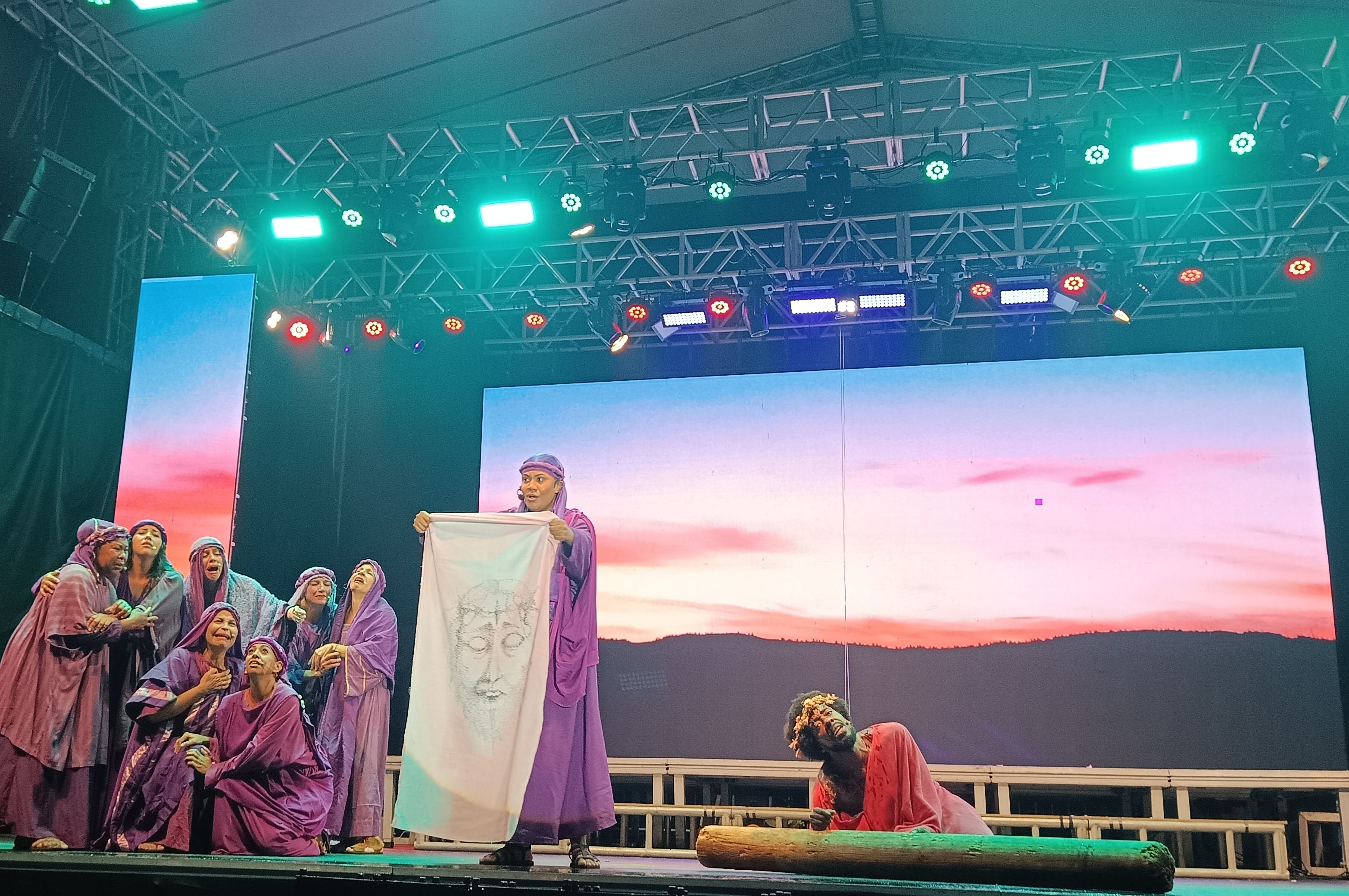 Encenação da Paixão de Cristo, em Macaé, conta os últimos momentos de vida de Jesus Cristo