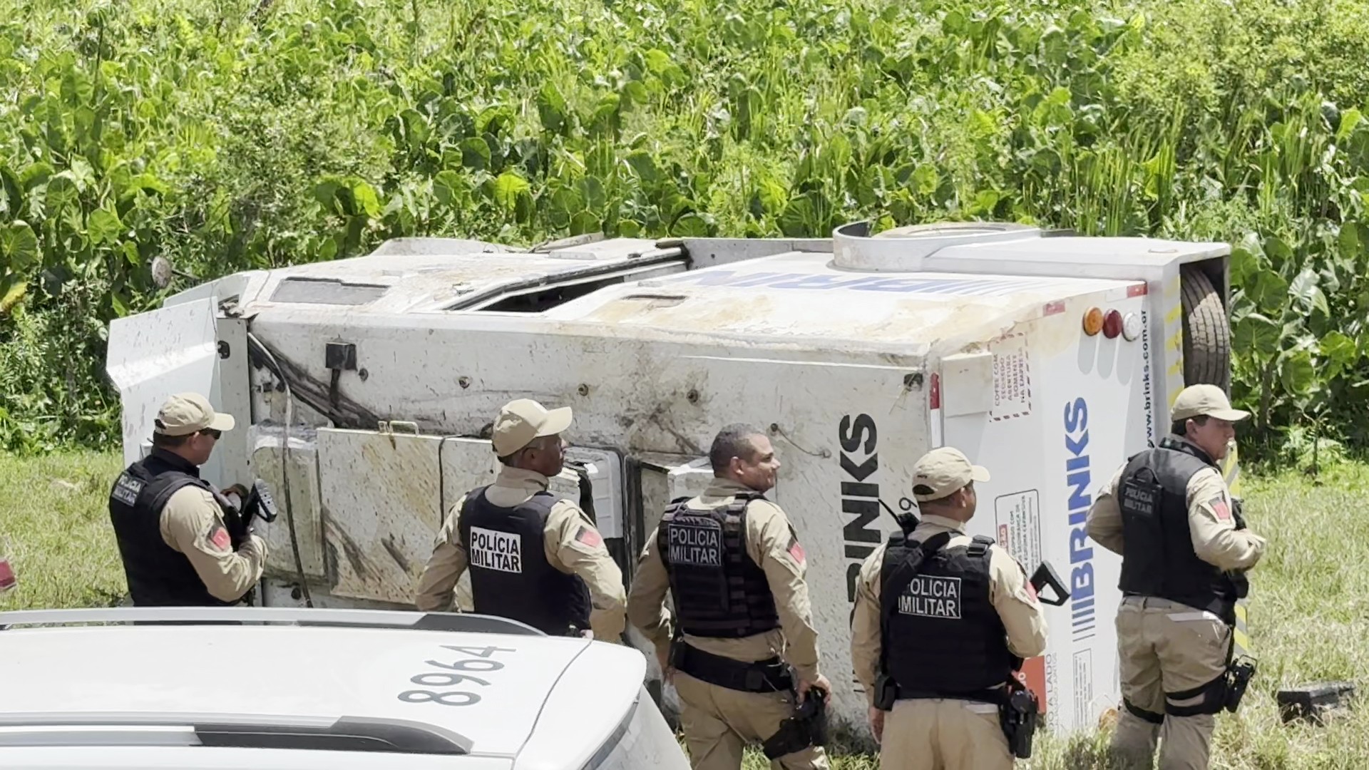 Carro-forte capota e quatro seguranças ficam feridos na PB-034, entre Mata Redonda e Alhandra