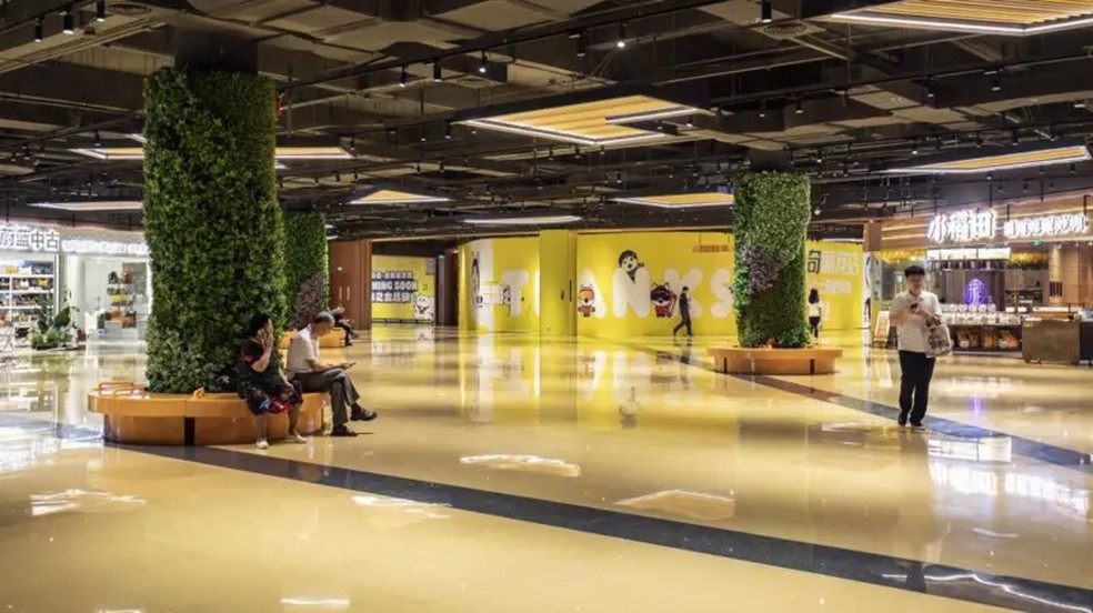 Shopping quase vazio na China mostra como os consumidores não estão gastando o suficiente para reviver a economia do país — Foto: Getty Images