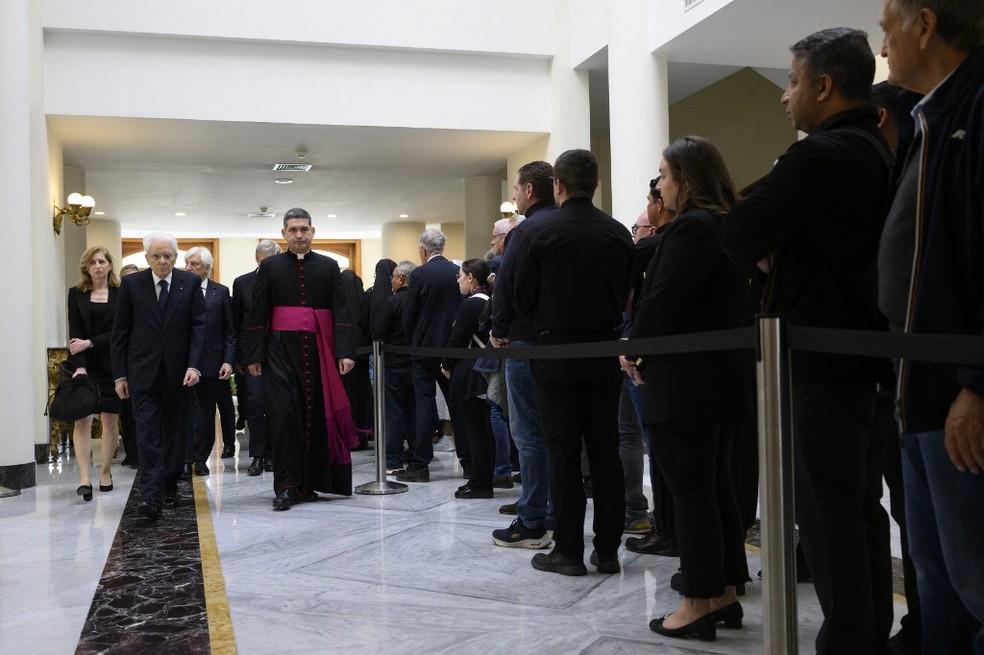 Funcionários do Vaticano aguardam em fila para ver o corpo do papa Francisco, em 22 de abril de 2025 — Foto: Simone Risoluti /Vatican Media via AFP