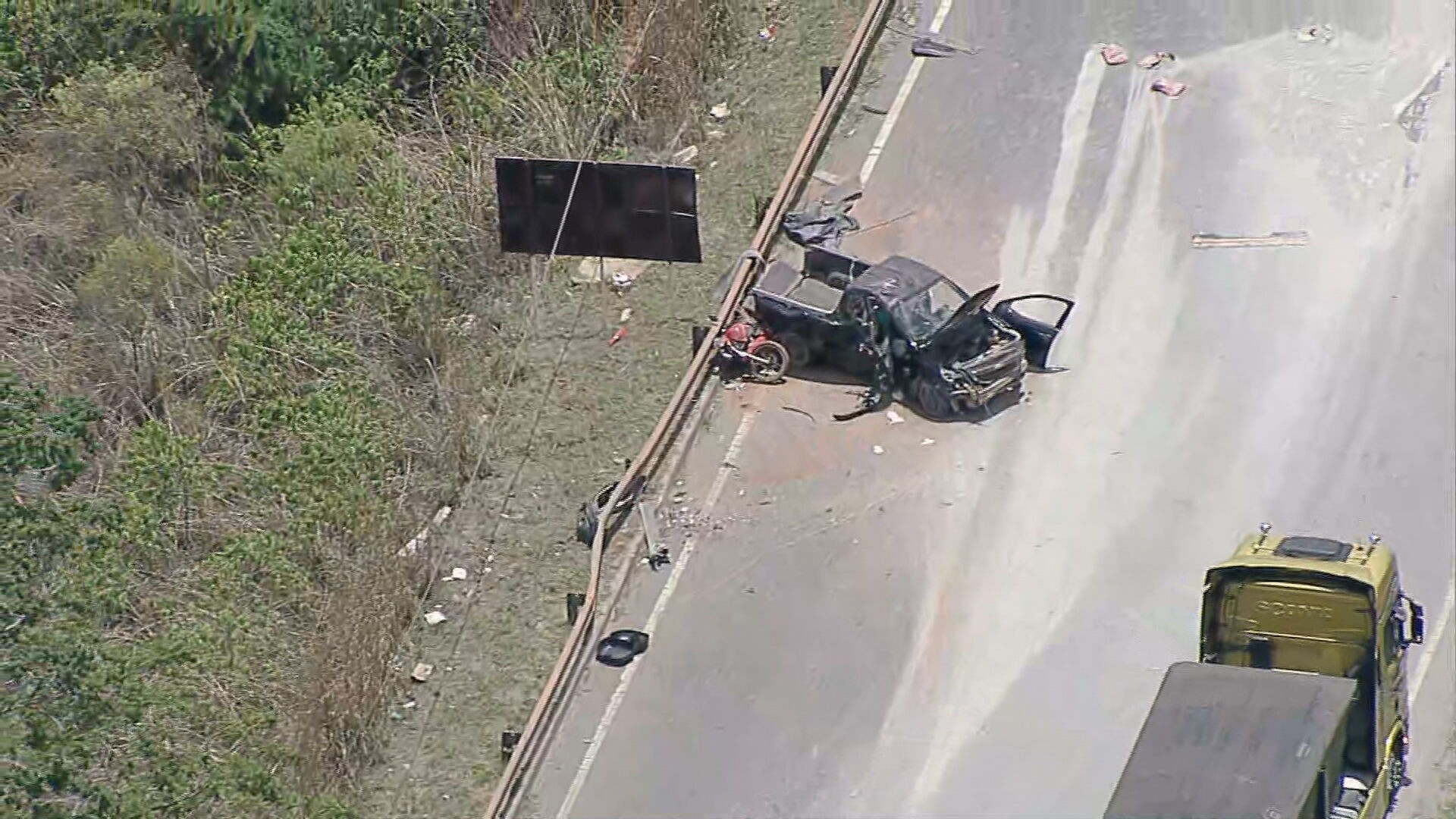 Colisão entre caminhonete e moto bloqueia trânsito na Fercal, no DF