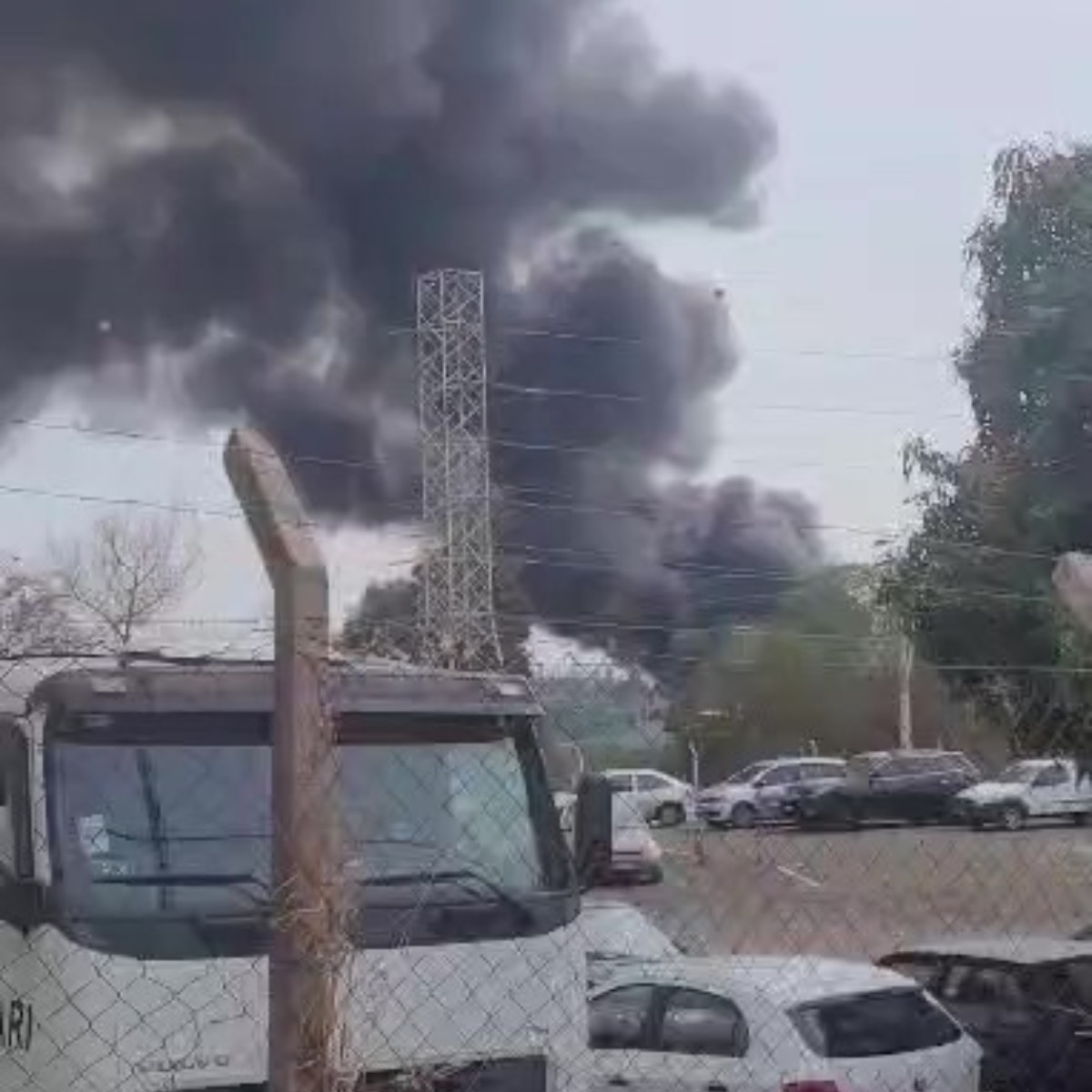 Bombeiros combatem incêndio em empresa do complexo industrial de Paulínia
