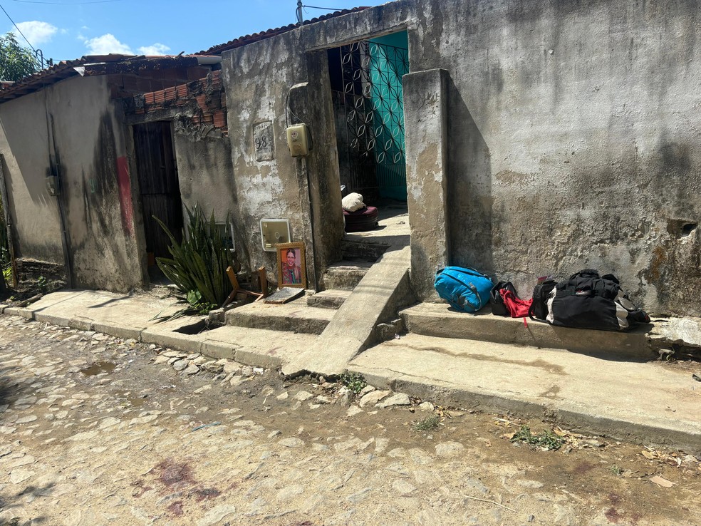 Dois homens são mortos e três baleados durante assalto a grupo de trabalhadores pernambucanos, em Pacatuba. — Foto: Kilvia Muniz/ SVM