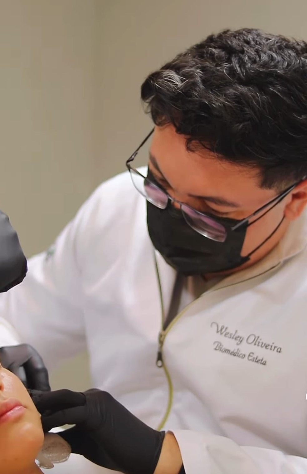 Biomédico faz procedimento de estética íntima, facial e corporal — Foto: Reprodução