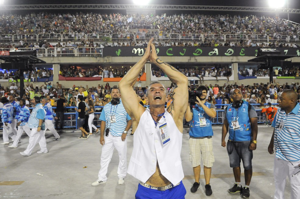 Carnavalesco Paulo Barros comemora desfile da Portela na Sapucaí — Foto: Alexandre Durão / G1