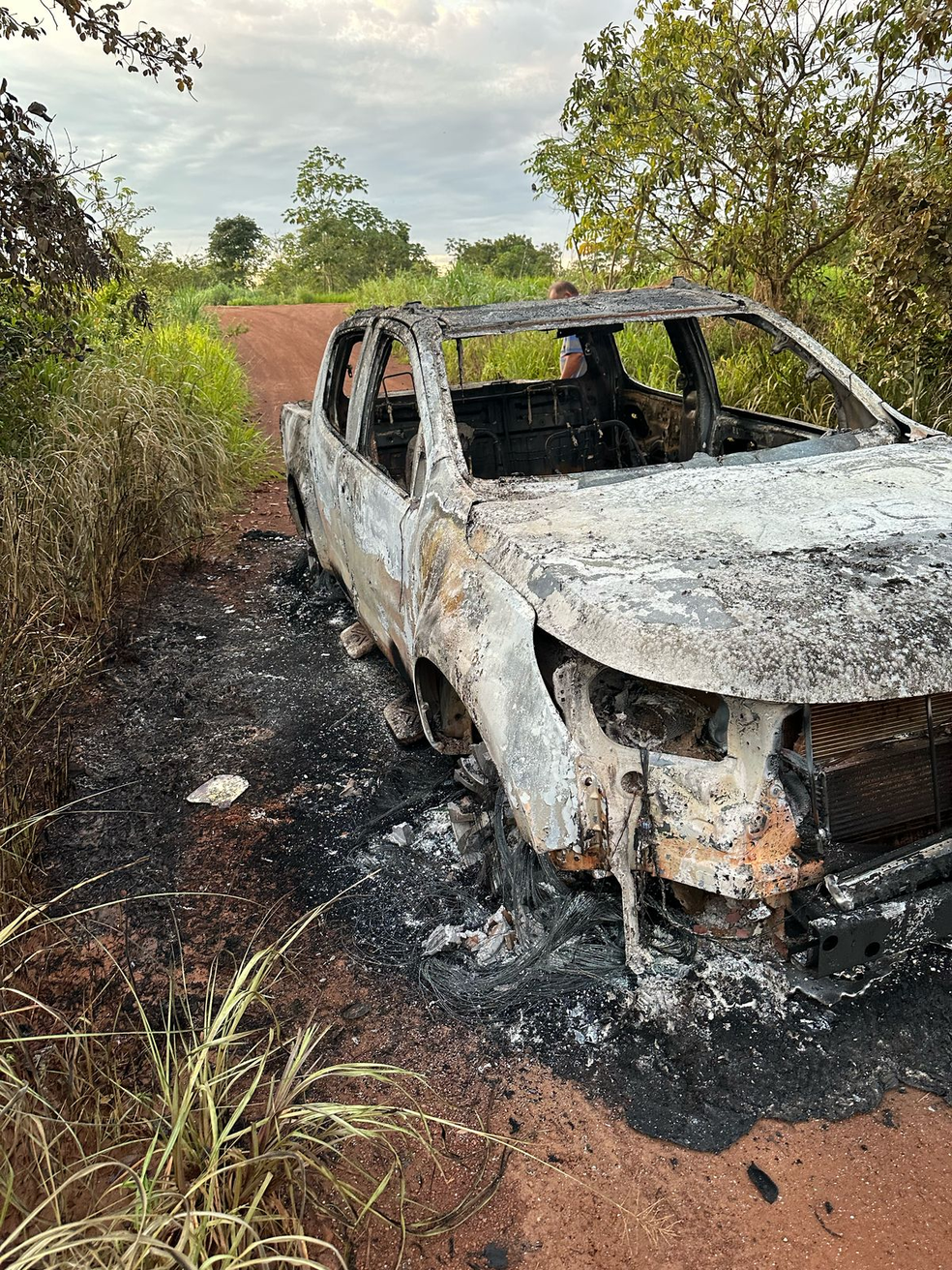 Criminosos incendiaram caminhonete da vítima após assassinato — Foto: Reprodução