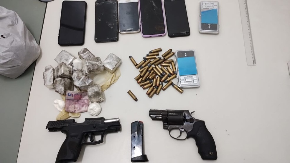 Polícia apreendeu armas, munições e drogas com suspeitos de chacina que deixou quatro mortos em Limoeiro do Norte, no Ceará. — Foto: SSPDS/ Divulgação