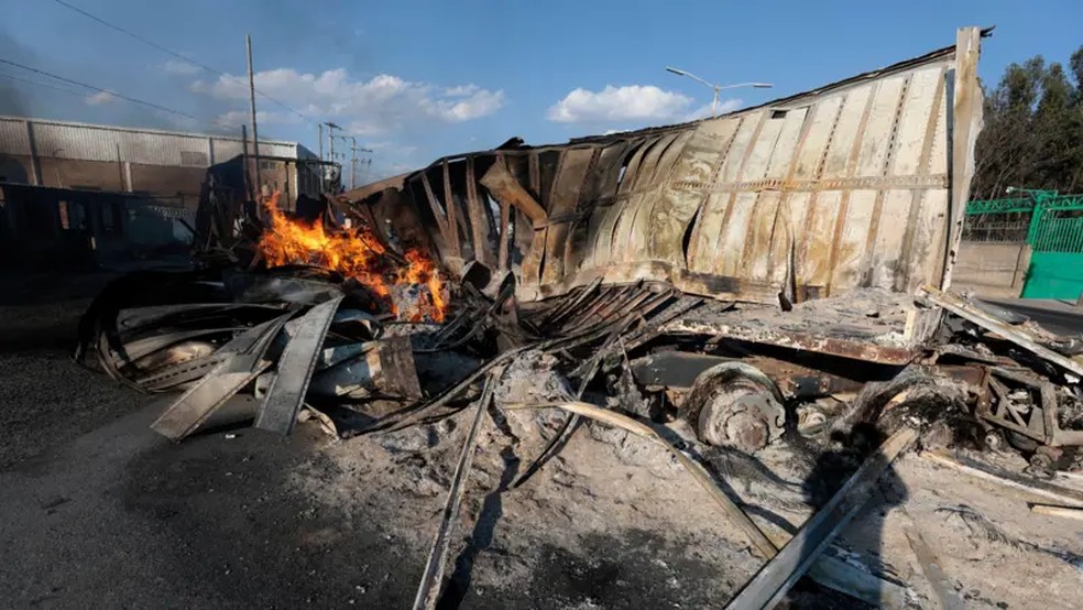 Um caminhão pega fogo perto de Acatlán de Juárez, no estado de Jalisco, após o assassinato de 'El Mencho' — Foto: AFP via Getty Images via BBC