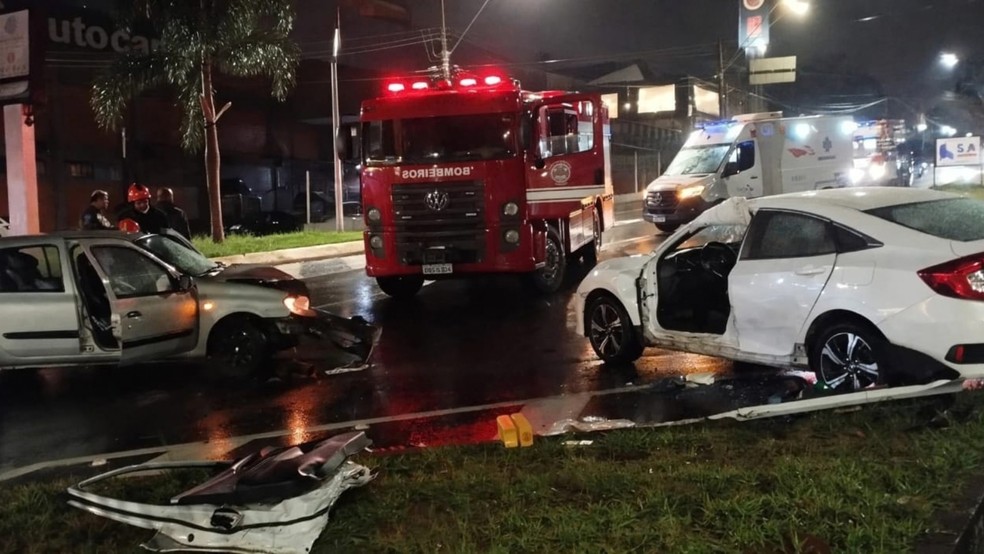 1 de 3
Colis&atilde;o entre carros deixa duas pessoas feridas em Botucatu &mdash; Foto: Corpo de Bombeiros/Divulga&ccedil;&atilde;o
