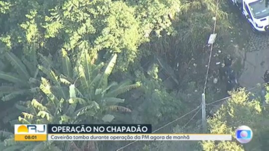 Caveirão tomba durante operação da PM Complexo do Chapadão - Programa: Bom Dia Rio 