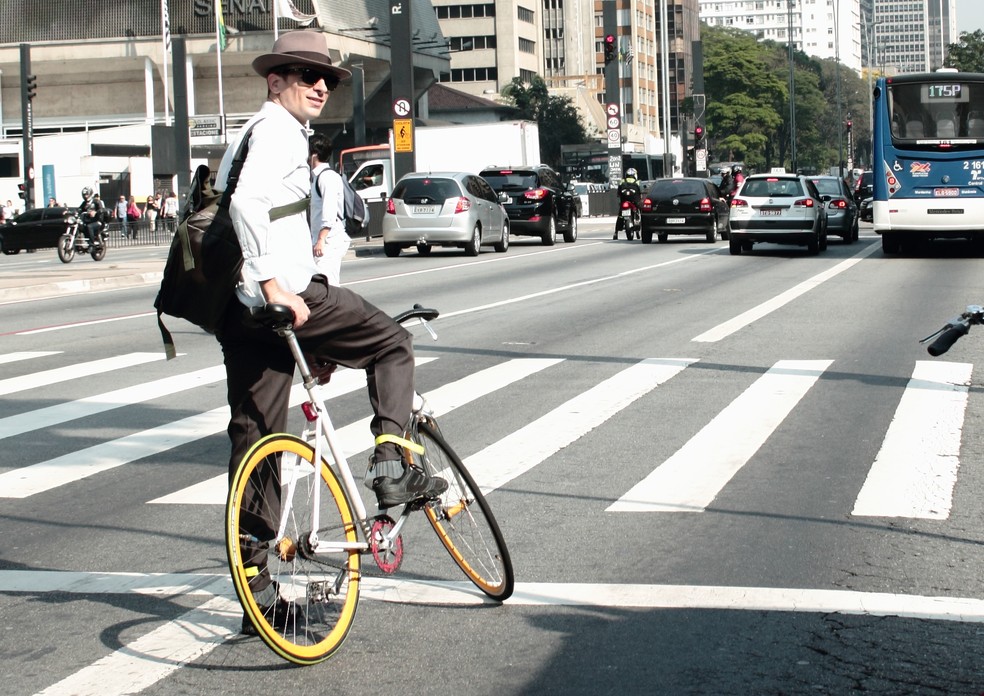Em imagem de arquivo, ciclista circula em 2012 na Avenida Paulista antes da criação de ciclovia — Foto: Arquivo/Ardilhes Moreira/g1