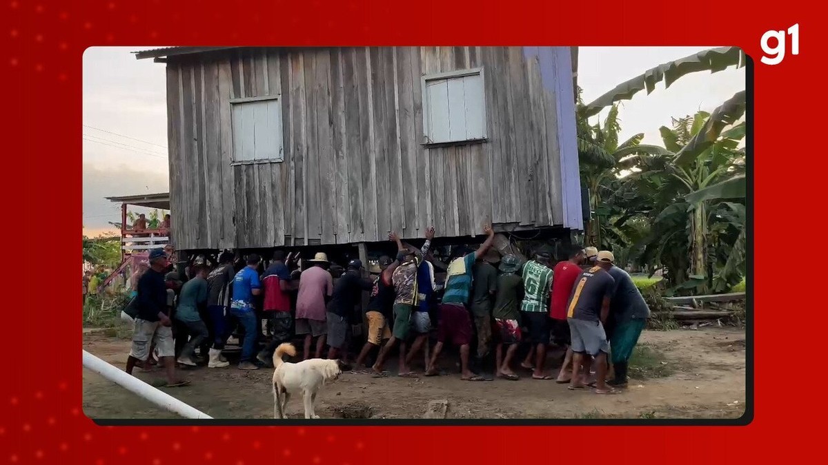Moradores carregam casas com as próprias mãos para escapar de deslizamento de terra no Amazonas; VÍDEO