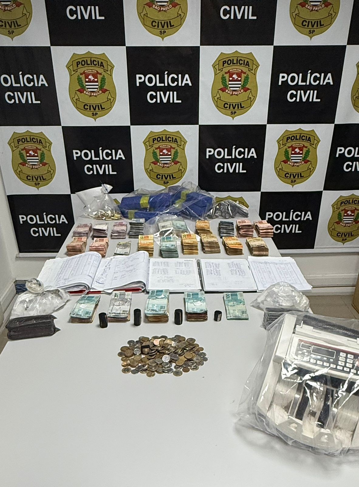 Dupla é presa com drogas, armas e R$ 90 mil em espécie em São José dos Campos, SP