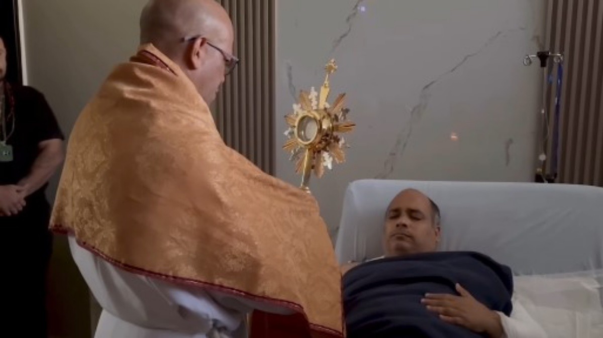 Padre Omar, reitor do Santuário Cristo Redentor, recebe alta 17 dias após acidente grave de carro