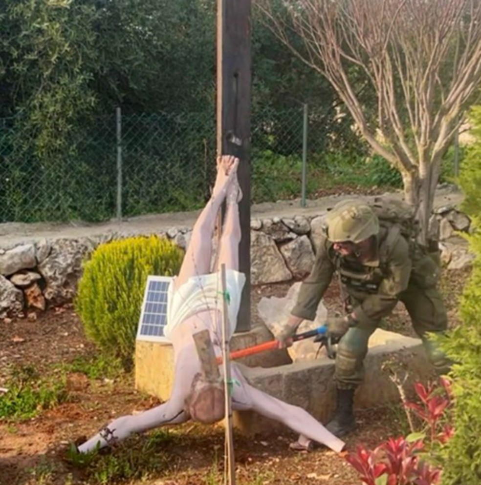 Imagem de soldado isralenese atingindo estátua de Jesus Cristo repercutiu na redes sociais — Foto: Redes Sociais