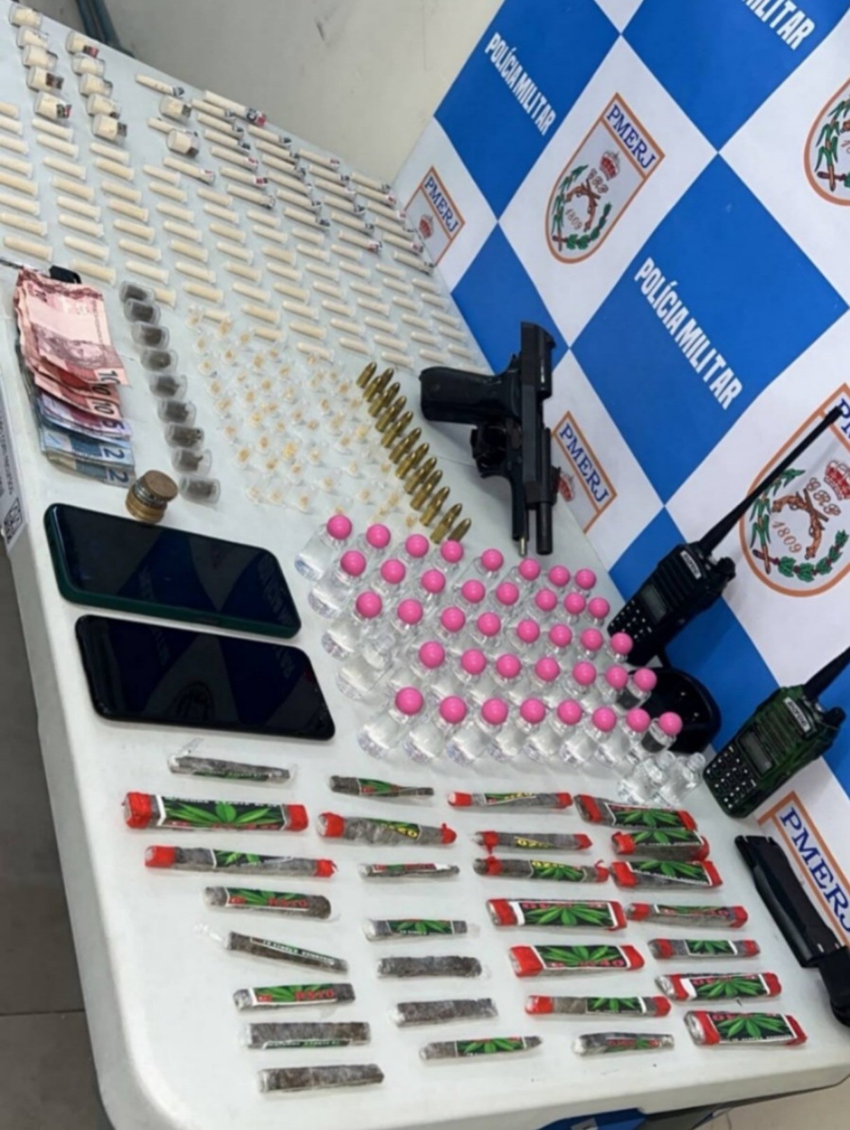 Trio é preso com arma, drogas e moto furtada em Volta Redonda 