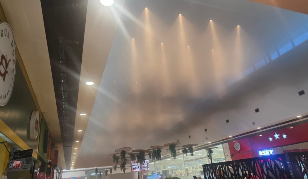 1 de 2
Princ&iacute;pio de inc&ecirc;ndio atinge restaurante em centro comercial de Tup&atilde; (SP) &mdash; Foto: Mais Tup&atilde;/Imagem Cedida
