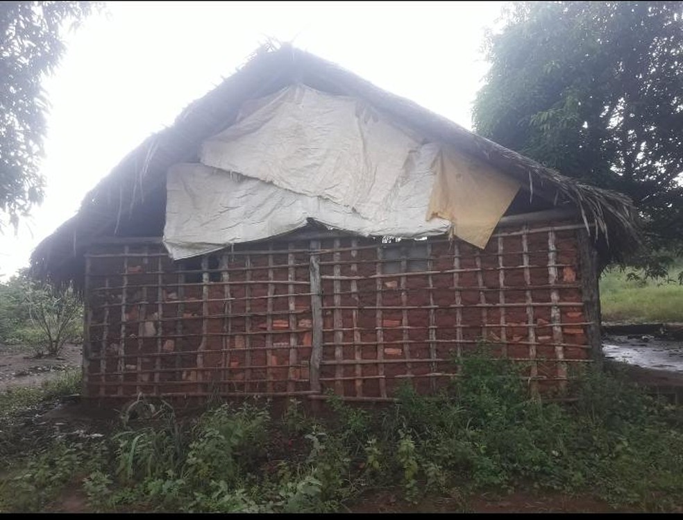 Família vive em casa de barro em assentamento — Foto: Arquivo Pessoal