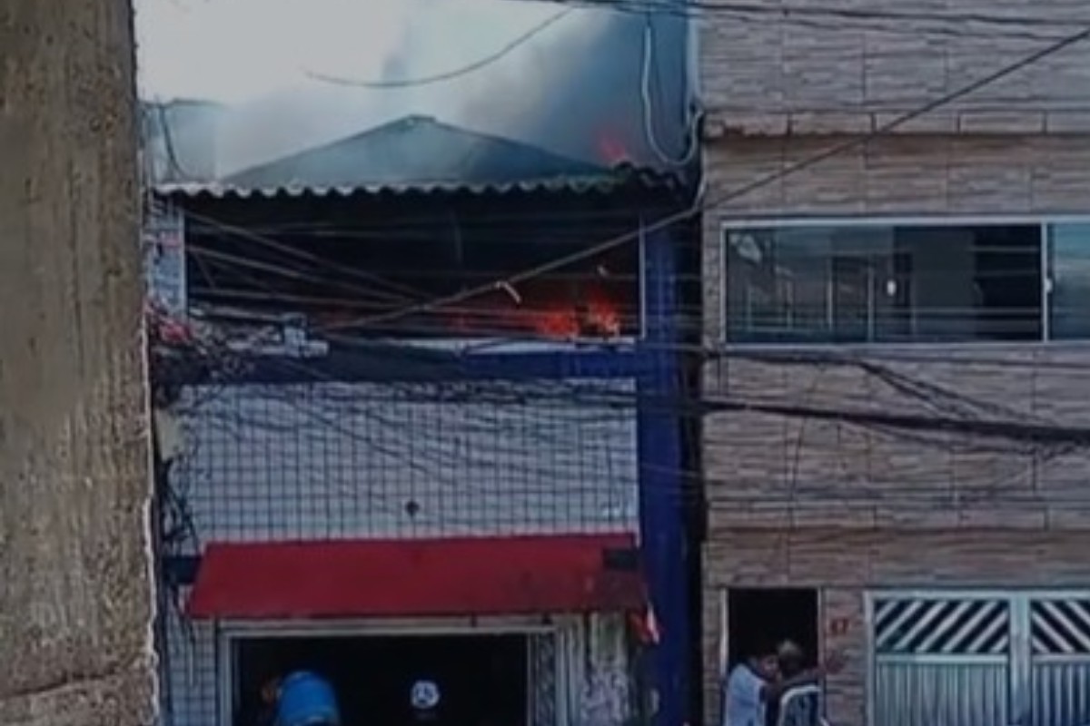 Duas casas pegam fogo na maior favela sobre palafitas do Brasil um dia após incêndio deixar mais de 100 famílias desabrigadas