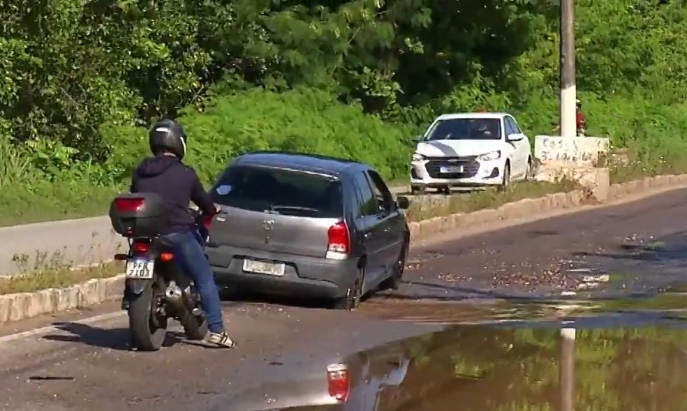 Avenida apresenta problemas há dias e buracos se formaram na pista, que ficou praticamente intransitável em certo trecho — Foto: Reprodução/Inter TV Cabugi