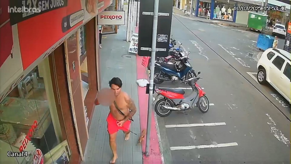 Wenderson Rodrigues de Souza, de 30 anos, fugindo após esfaquear a vendedora Carla Gobbi Fabrete, 25 anos, dentro de loja em Vila Velha — Foto: Reprodução