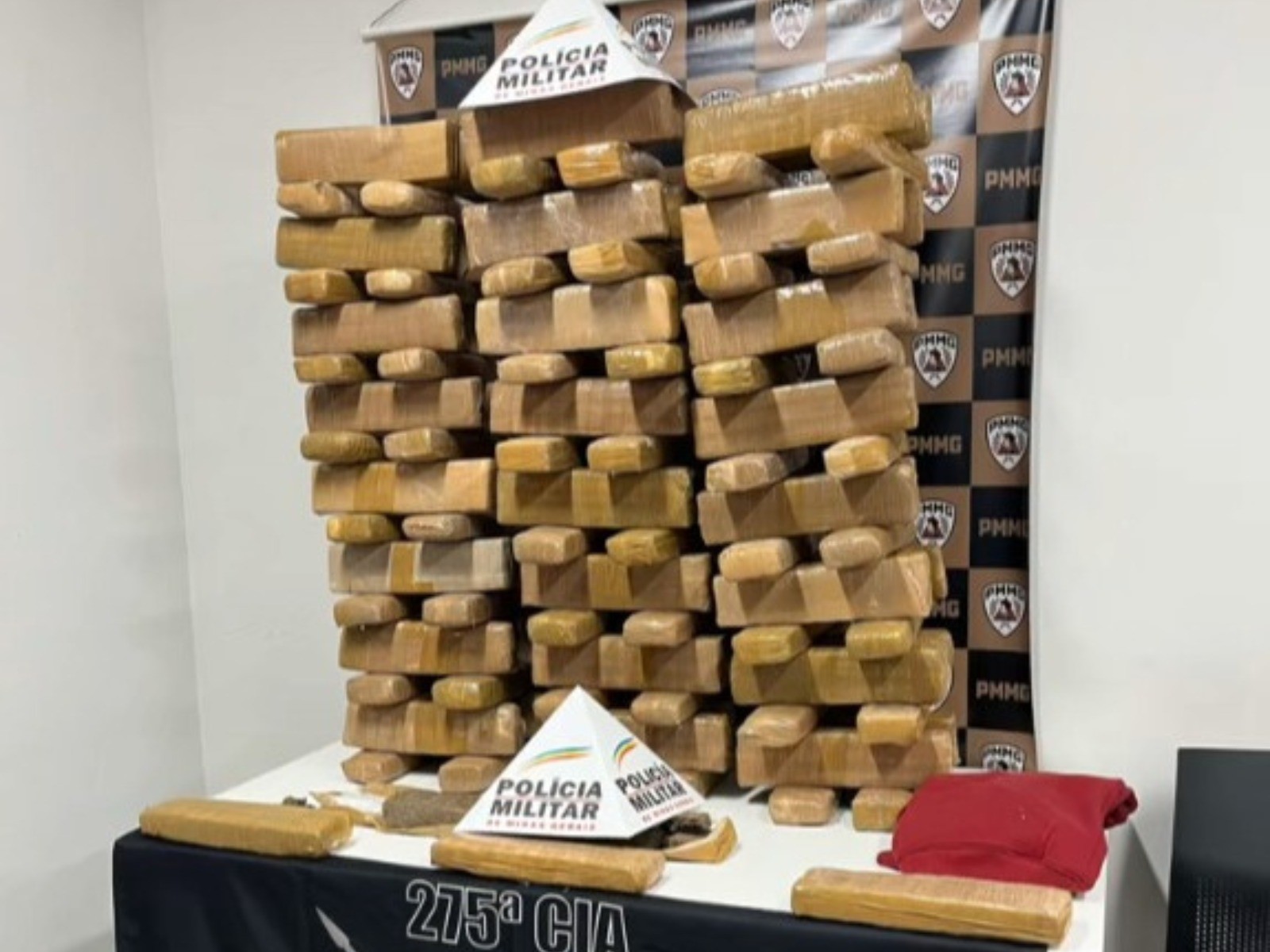 Mais de 100 barras de maconha são apreendidas após polícia abordar dono de casa de eventos em Coronel Fabriciano