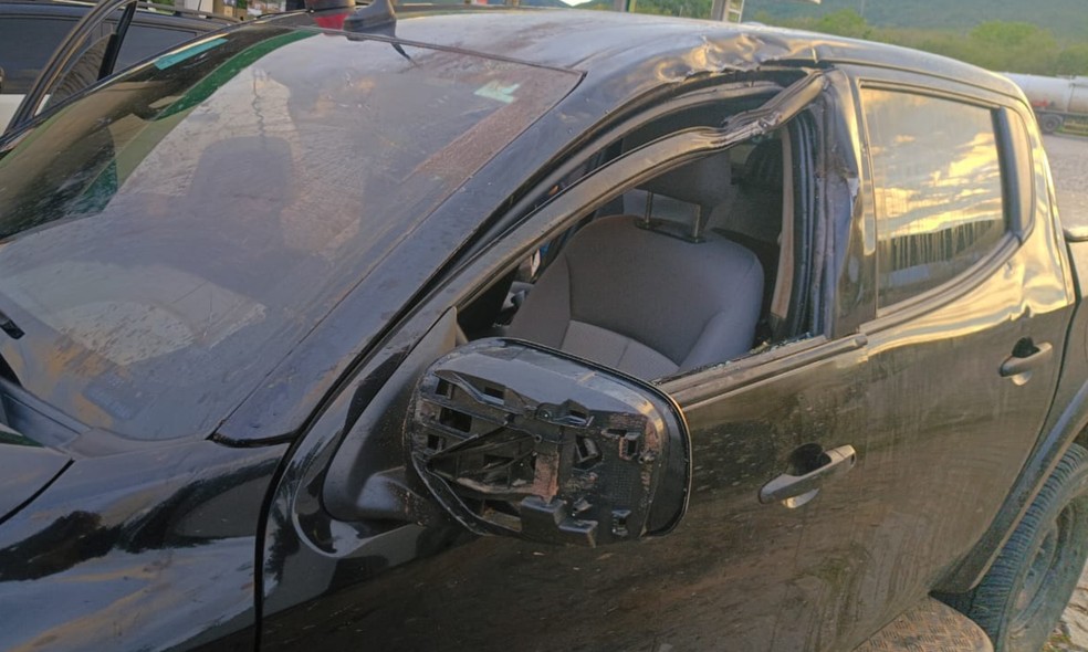 Partes do veículo foram arremessadas e atingiram lateralmente a viatura da polícia — Foto: PC-BA