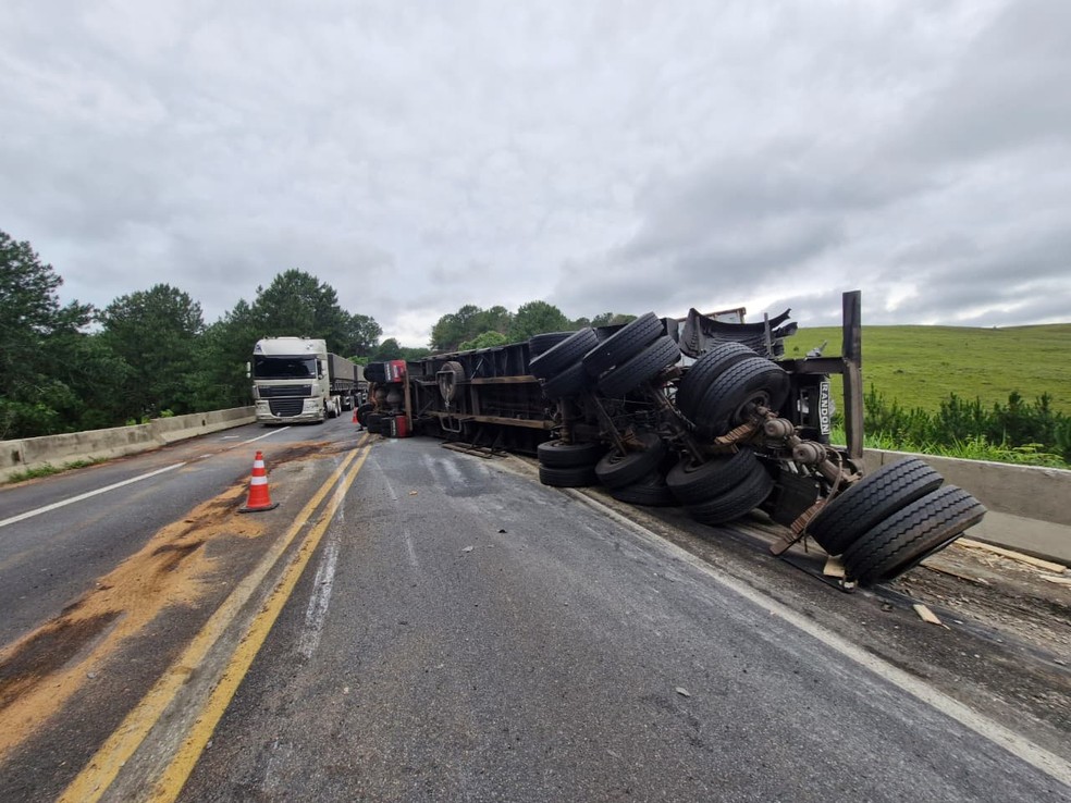 Caminhão tombou na BR-277 — Foto: Thais Ludescher/RPC