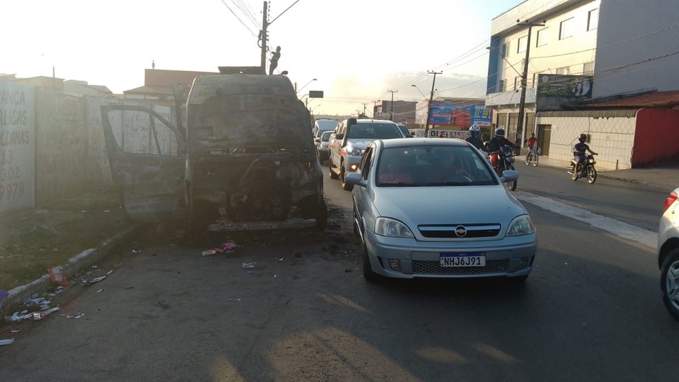 Ambulância ficou totalmente destruída após a combustão que ocorreu no bairro São Cristóvão em São Luís — Foto: Juvêncio Martins/TV Mirante