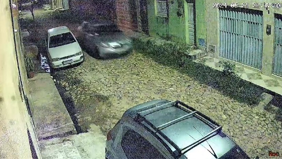 Carro prata utilizado pelos suspeitos foi visto por câmera de segurança de uma residência. — Foto: Reprodução