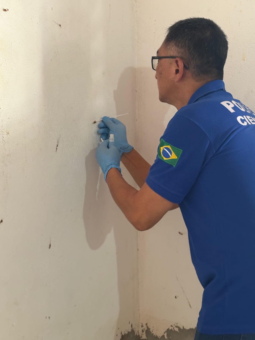 Peritos recolheram material encontrado nas paredes para análise — Foto: Ascom PC-AL